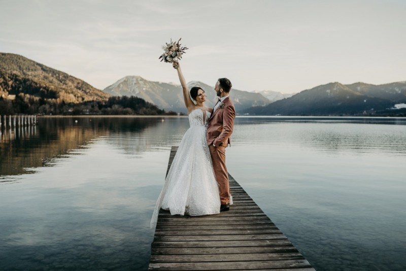Eine Hochzeit im Gut Kaltenbrunn am Tegernsee in Monochrom Blush. Frische Pudertöne treffen auf rustikale Bohovibes.