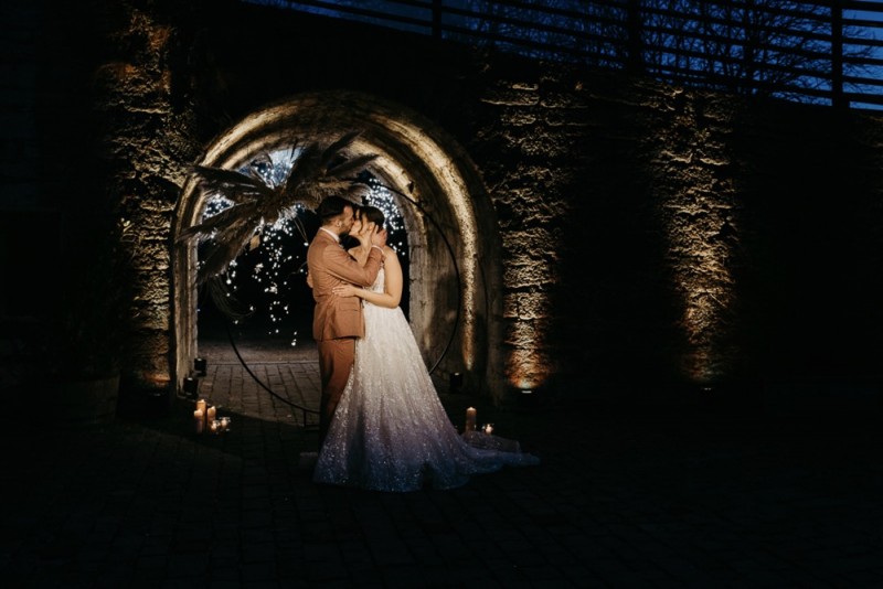 Eine Hochzeit im Gut Kaltenbrunn am Tegernsee in Monochrom Blush. Frische Pudertöne treffen auf rustikale Bohovibes.