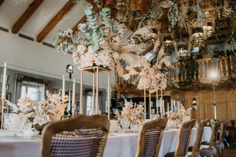 Eine Hochzeit im Gut Kaltenbrunn am Tegernsee in Monochrom Blush. Frische Pudertöne treffen auf rustikale Bohovibes.
