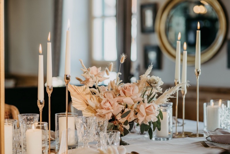 Eine Hochzeit im Gut Kaltenbrunn am Tegernsee in Monochrom Blush. Frische Pudertöne treffen auf rustikale Bohovibes.