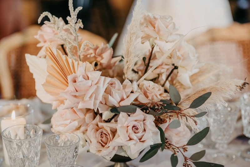 Eine Hochzeit im Gut Kaltenbrunn am Tegernsee in Monochrom Blush. Frische Pudertöne treffen auf rustikale Bohovibes.