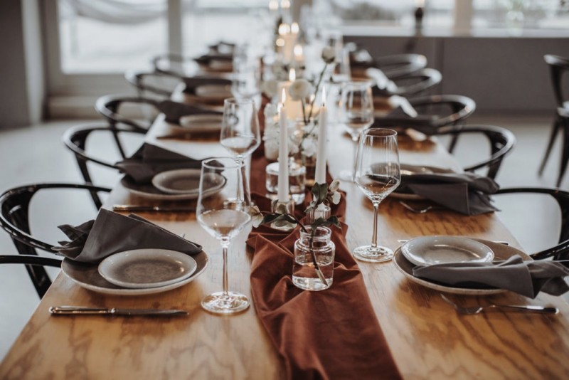 Eine moderne, urbane Hochzeit in gedeckten Farben mit Blick auf die Skyline Frankfurts