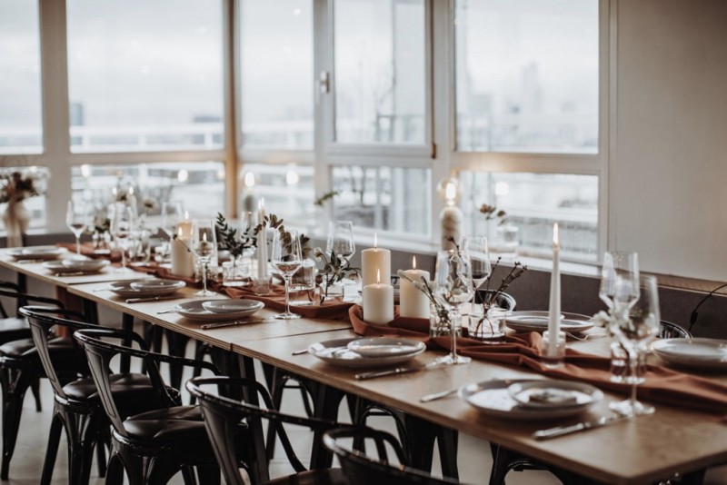 Eine moderne, urbane Hochzeit in gedeckten Farben mit Blick auf die Skyline Frankfurts