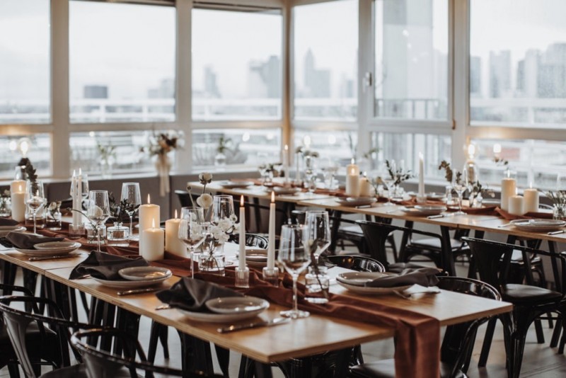 Eine moderne, urbane Hochzeit in gedeckten Farben mit Blick auf die Skyline Frankfurts