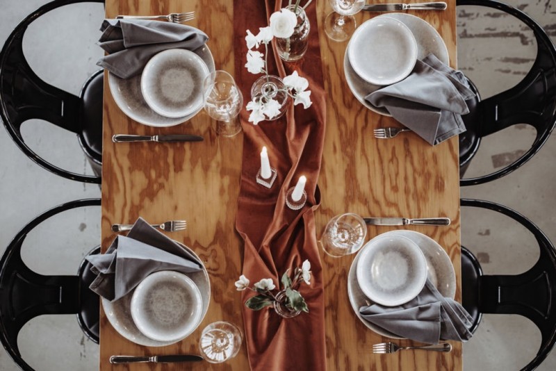 Eine moderne, urbane Hochzeit in gedeckten Farben mit Blick auf die Skyline Frankfurts