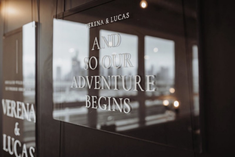 Eine moderne, urbane Hochzeit in gedeckten Farben mit Blick auf die Skyline Frankfurts