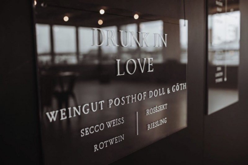 Eine moderne, urbane Hochzeit in gedeckten Farben mit Blick auf die Skyline Frankfurts