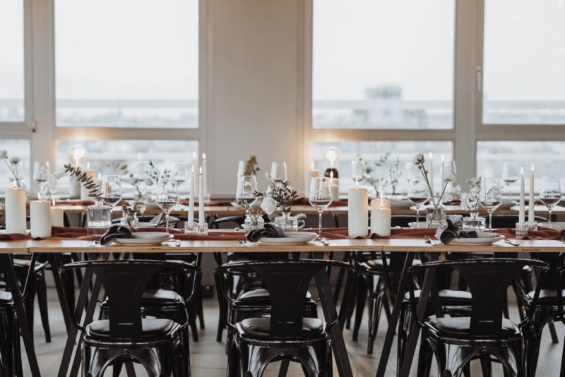 Eine moderne, urbane Hochzeit in gedeckten Farben mit Blick auf die Skyline Frankfurts