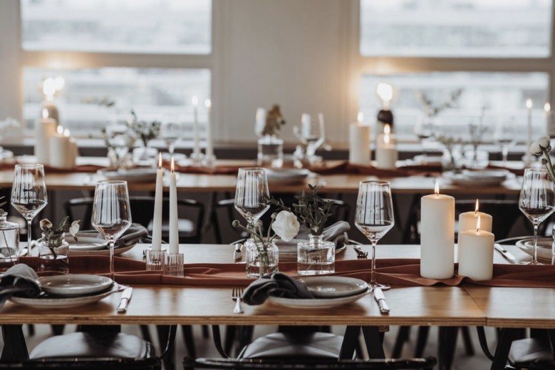 Eine moderne, urbane Hochzeit in gedeckten Farben mit Blick auf die Skyline Frankfurts