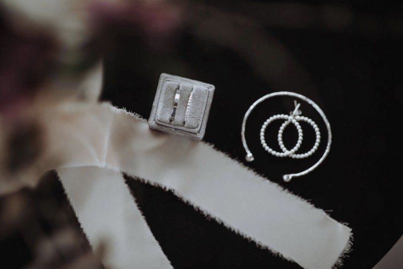 Eine moderne, urbane Hochzeit in gedeckten Farben mit Blick auf die Skyline Frankfurts