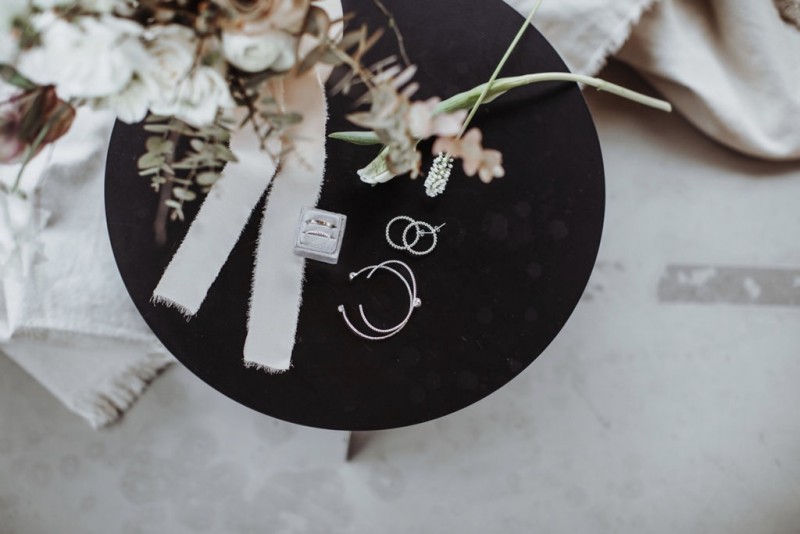 Eine moderne, urbane Hochzeit in gedeckten Farben mit Blick auf die Skyline Frankfurts