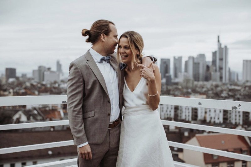 Eine moderne, urbane Hochzeit in gedeckten Farben mit Blick auf die Skyline Frankfurts
