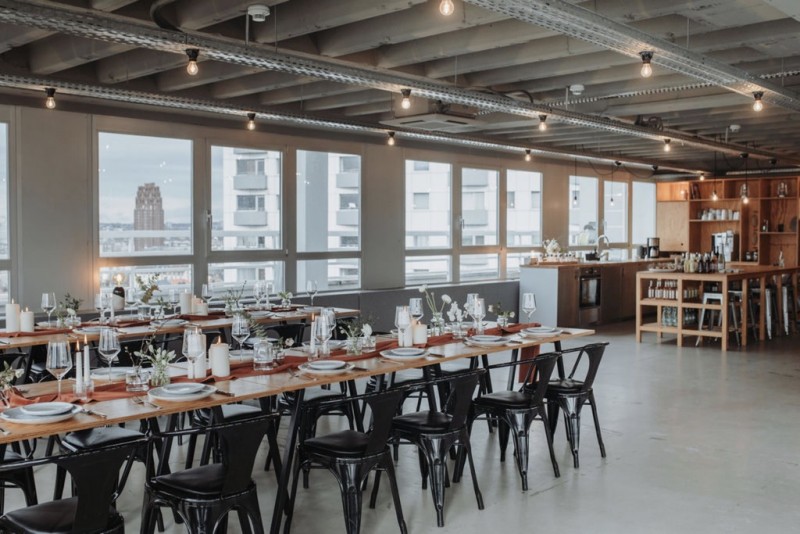 Eine moderne, urbane Hochzeit in gedeckten Farben mit Blick auf die Skyline Frankfurts