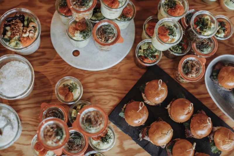 Eine moderne, urbane Hochzeit in gedeckten Farben mit Blick auf die Skyline Frankfurts