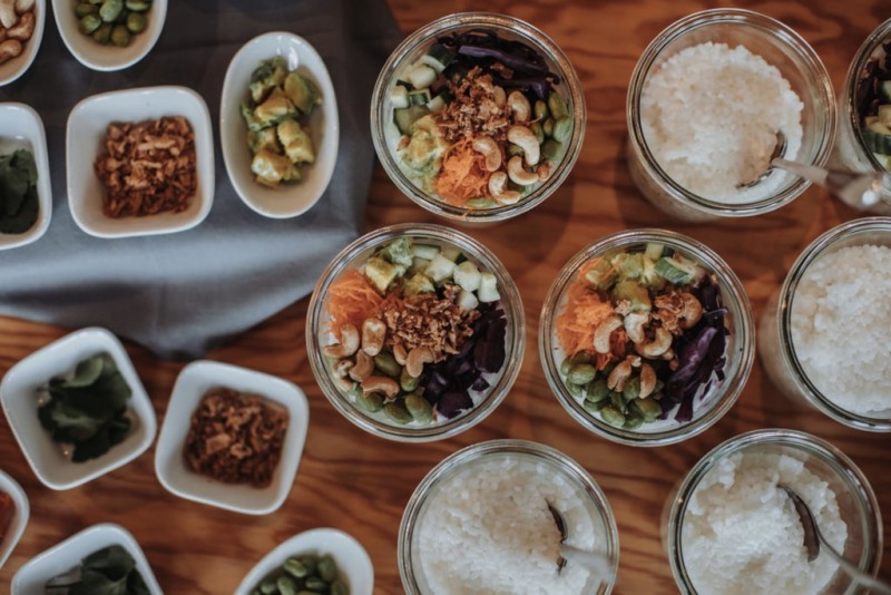 Eine moderne, urbane Hochzeit in gedeckten Farben mit Blick auf die Skyline Frankfurts