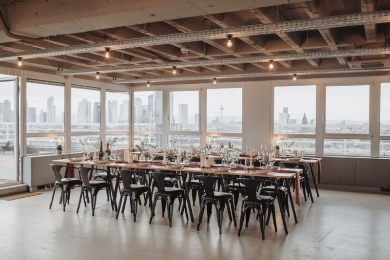 Eine moderne, urbane Hochzeit in gedeckten Farben mit Blick auf die Skyline Frankfurts