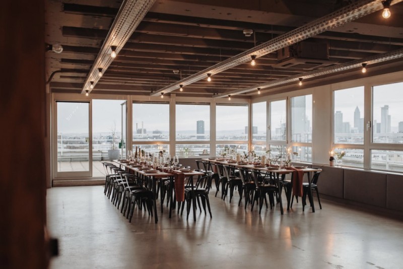 Eine moderne, urbane Hochzeit in gedeckten Farben mit Blick auf die Skyline Frankfurts