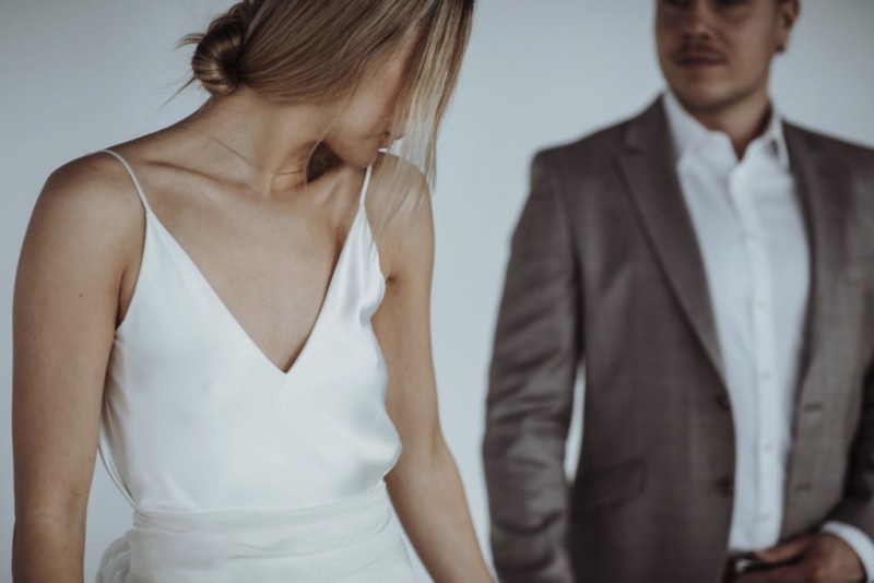 Eine moderne, urbane Hochzeit in gedeckten Farben mit Blick auf die Skyline Frankfurts