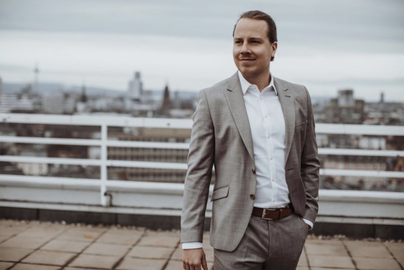 Eine moderne, urbane Hochzeit in gedeckten Farben mit Blick auf die Skyline Frankfurts