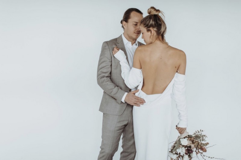 Eine moderne, urbane Hochzeit in gedeckten Farben mit Blick auf die Skyline Frankfurts