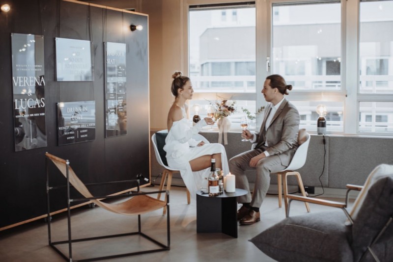 Eine moderne, urbane Hochzeit in gedeckten Farben mit Blick auf die Skyline Frankfurts