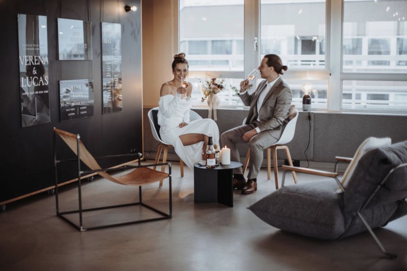 Eine moderne, urbane Hochzeit in gedeckten Farben mit Blick auf die Skyline Frankfurts