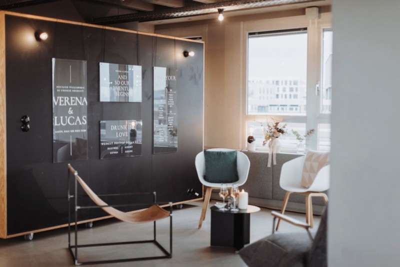 Eine moderne, urbane Hochzeit in gedeckten Farben mit Blick auf die Skyline Frankfurts