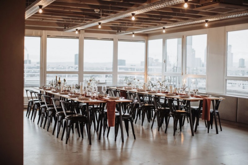 Eine moderne, urbane Hochzeit in gedeckten Farben mit Blick auf die Skyline Frankfurts