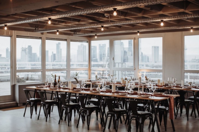 Eine moderne, urbane Hochzeit in gedeckten Farben mit Blick auf die Skyline Frankfurts