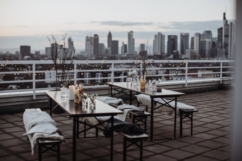 Eine moderne, urbane Hochzeit in gedeckten Farben mit Blick auf die Skyline Frankfurts
