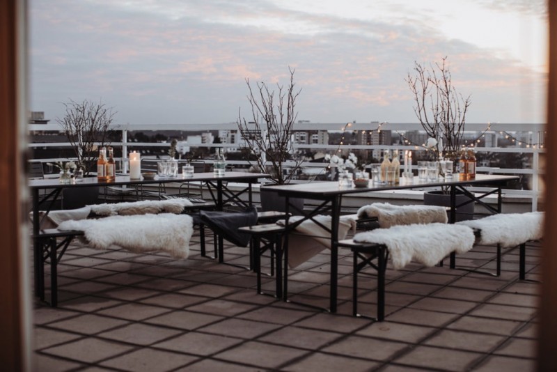 Eine moderne, urbane Hochzeit in gedeckten Farben mit Blick auf die Skyline Frankfurts