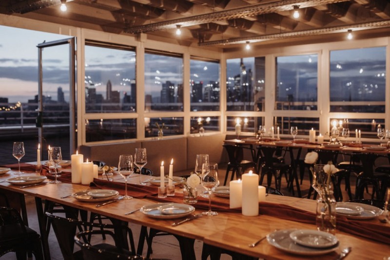 Eine moderne, urbane Hochzeit in gedeckten Farben mit Blick auf die Skyline Frankfurts