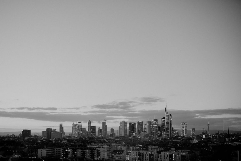 Eine moderne, urbane Hochzeit in gedeckten Farben mit Blick auf die Skyline Frankfurts