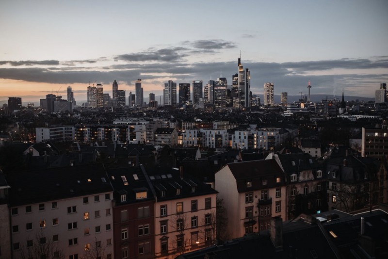 Eine moderne, urbane Hochzeit in gedeckten Farben mit Blick auf die Skyline Frankfurts