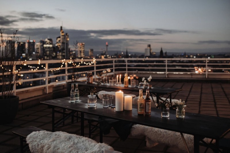 Eine moderne, urbane Hochzeit in gedeckten Farben mit Blick auf die Skyline Frankfurts