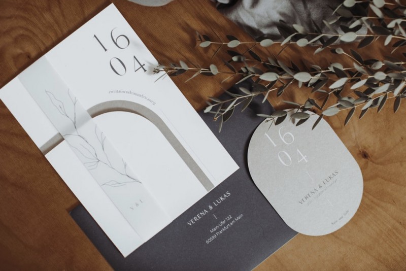 Eine moderne, urbane Hochzeit in gedeckten Farben mit Blick auf die Skyline Frankfurts