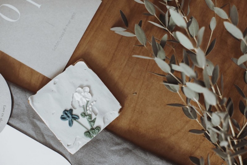 Eine moderne, urbane Hochzeit in gedeckten Farben mit Blick auf die Skyline Frankfurts