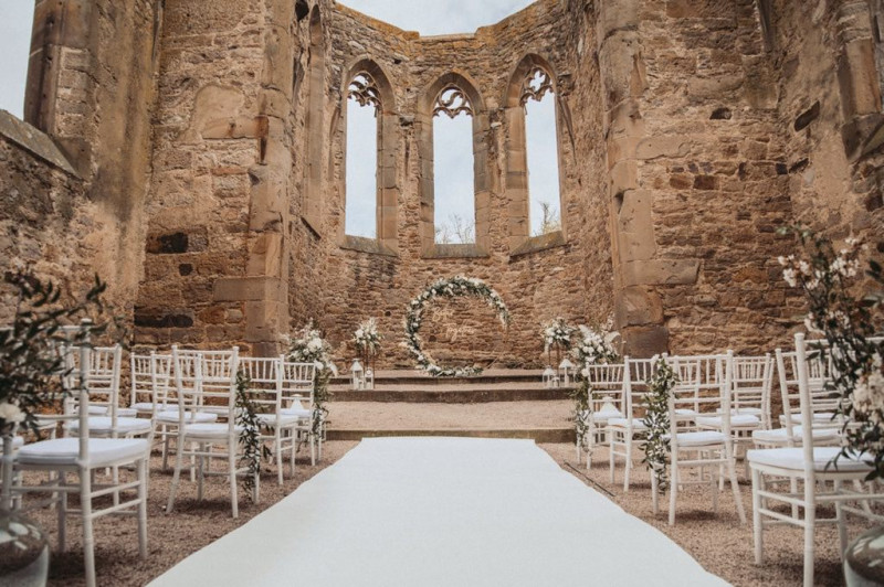 Eine außergewöhnliche Hochzeit im modern-rustikalen Stil in der Ruine Beller Kirche
