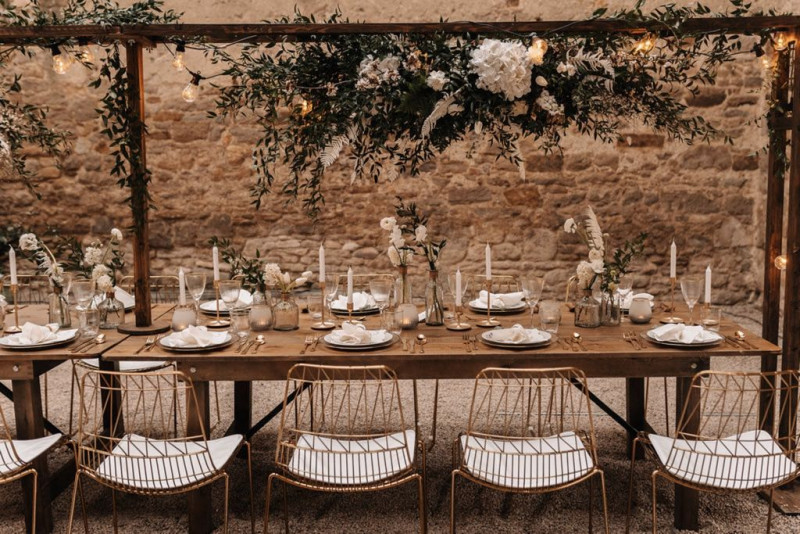 Eine außergewöhnliche Hochzeit im modern-rustikalen Stil in der Ruine Beller Kirche