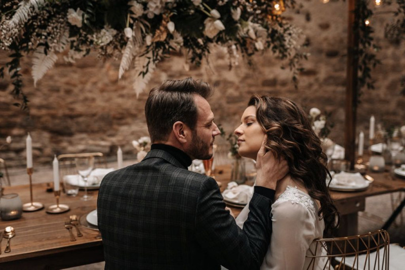 Eine außergewöhnliche Hochzeit im modern-rustikalen Stil in der Ruine Beller Kirche