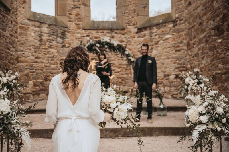Eine außergewöhnliche Hochzeit im modern-rustikalen Stil in der Ruine Beller Kirche