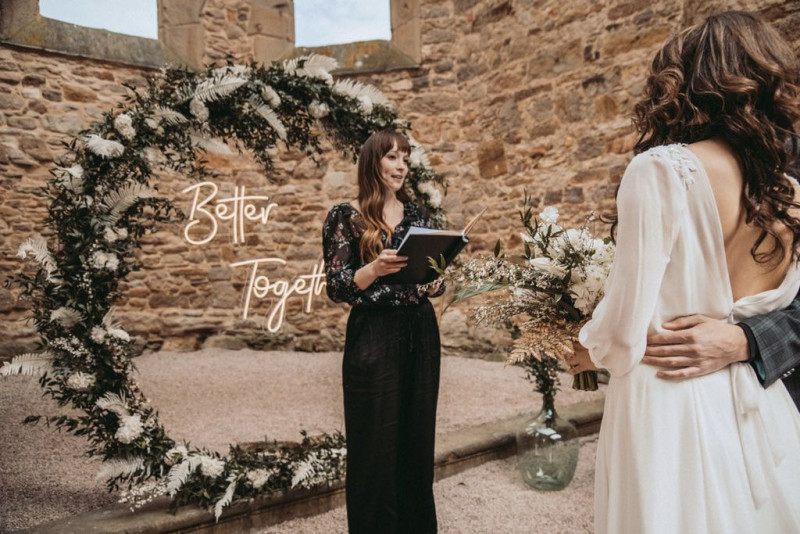 Eine außergewöhnliche Hochzeit im modern-rustikalen Stil in der Ruine Beller Kirche
