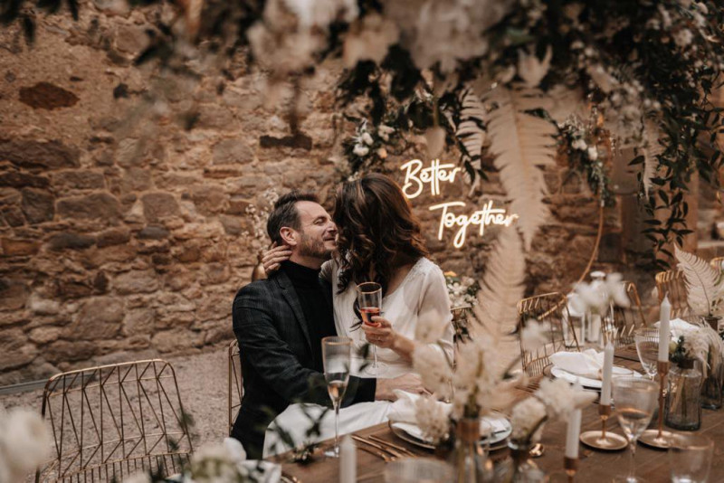 Eine außergewöhnliche Hochzeit im modern-rustikalen Stil in der Ruine Beller Kirche