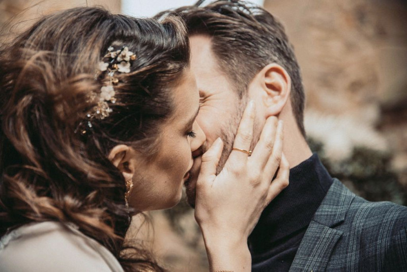 Eine außergewöhnliche Hochzeit im modern-rustikalen Stil in der Ruine Beller Kirche
