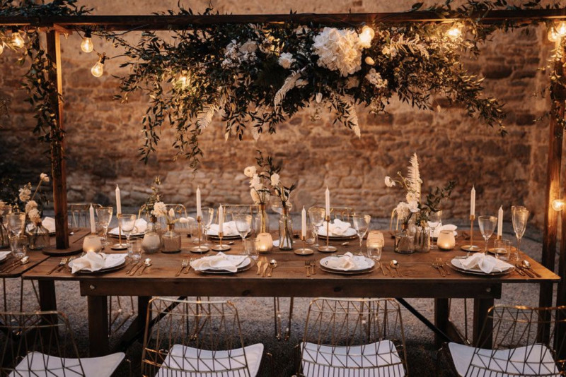 Eine außergewöhnliche Hochzeit im modern-rustikalen Stil in der Ruine Beller Kirche