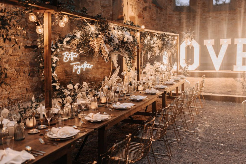 Eine außergewöhnliche Hochzeit im modern-rustikalen Stil in der Ruine Beller Kirche