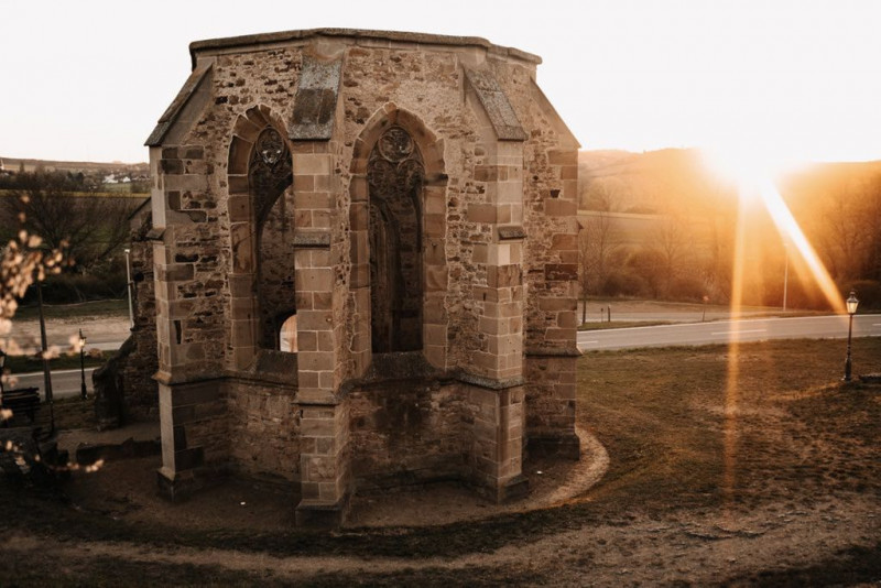 Eine außergewöhnliche Hochzeit im modern-rustikalen Stil in der Ruine Beller Kirche