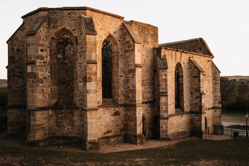 Eine außergewöhnliche Hochzeit im modern-rustikalen Stil in der Ruine Beller Kirche