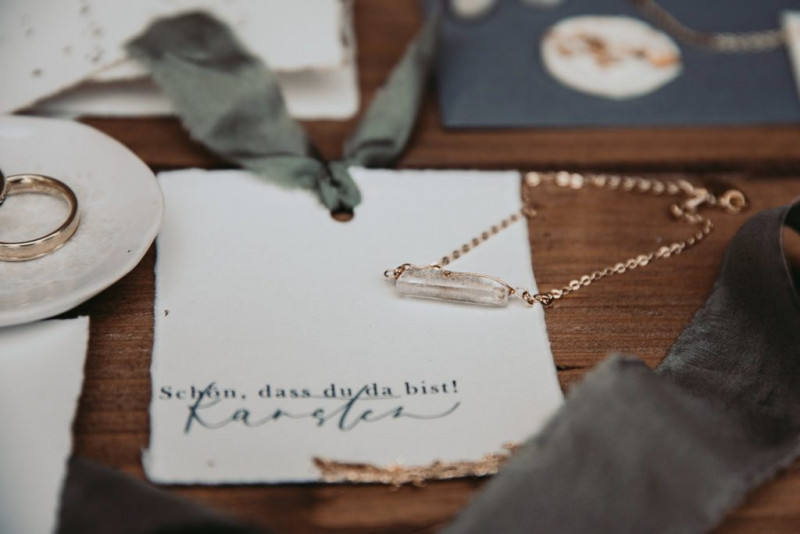 Eine außergewöhnliche Hochzeit im modern-rustikalen Stil in der Ruine Beller Kirche
