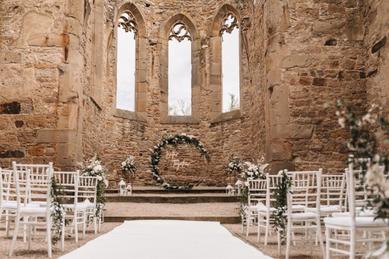 Eine außergewöhnliche Hochzeit im modern-rustikalen Stil in der Ruine Beller Kirche